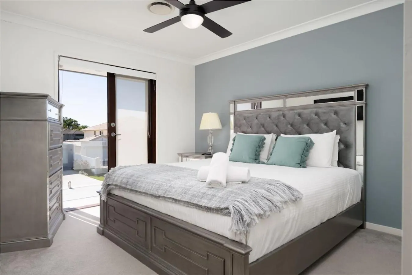 North Quay Waterfront Family Holiday Home Pool 골드코스트