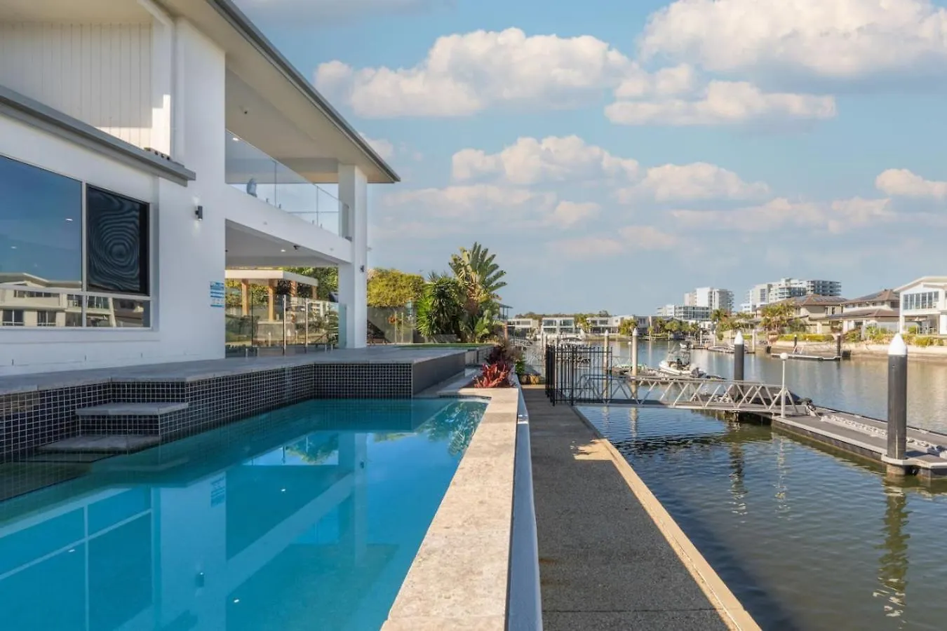 North Quay Waterfront Family Holiday Home Pool 골드코스트
